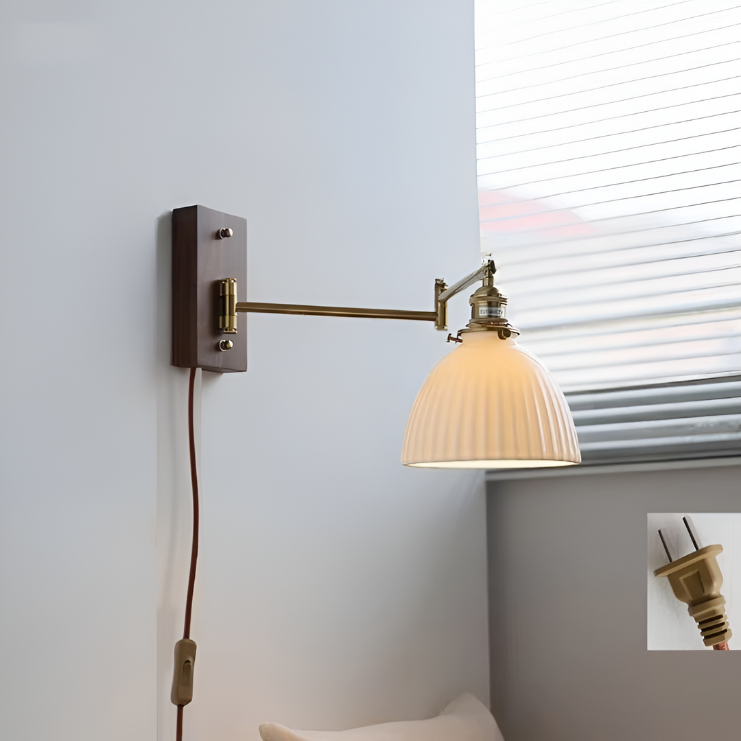 EzyGlow vägglampa i hall. Elegant justerbar LED belysning, modern nordisk heminredning, välkomnande.