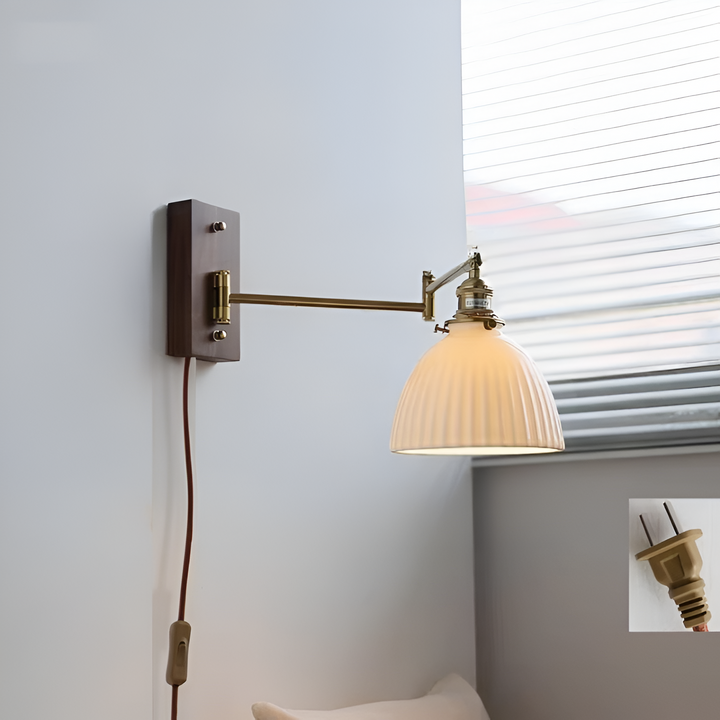EzyGlow vägglampa i hall. Elegant justerbar LED belysning, modern nordisk heminredning, välkomnande.