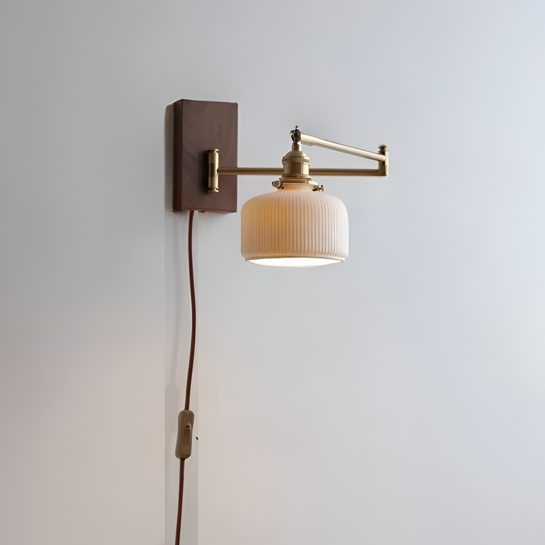 Stilren EzyGlow modern vägglampa. Elegant justerbar LED armatur i nordisk design för hemmet.