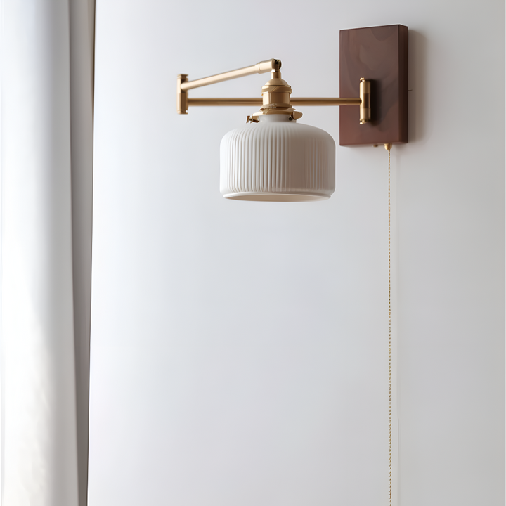 Justerbar EzyGlow LED vägglampa. Perfekt som läslampa i sovrummet, modern design & funktionell belysning.