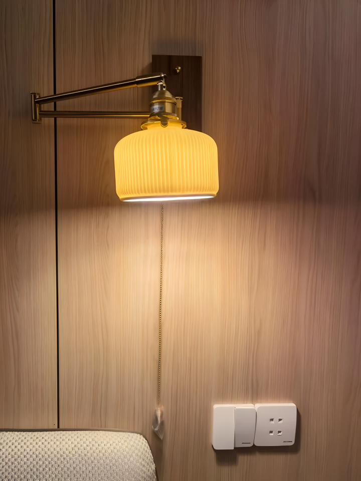 EzyGlow vägglampa i vardagsrum. Elegant justerbar LED belysning, modern heminredning, väggmonterad.