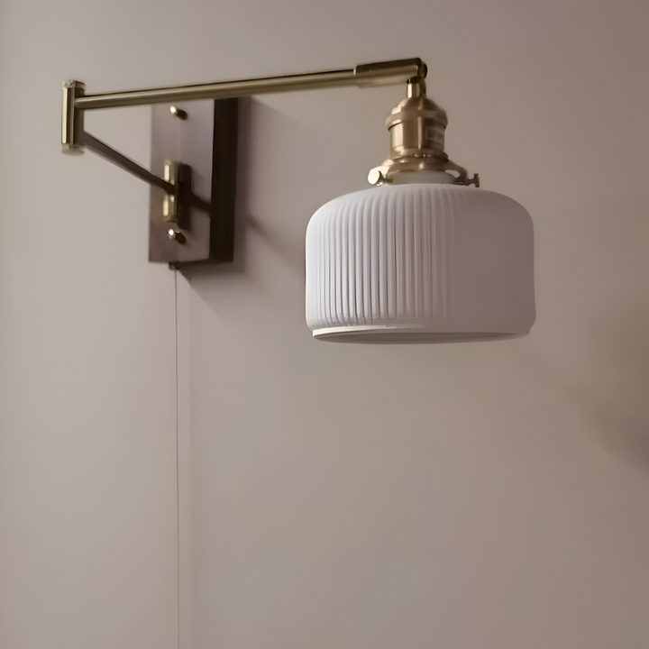 Elegant justerbar EzyGlow vägglampa. Modern LED belysning i nordisk stil, perfekt som läslampa.