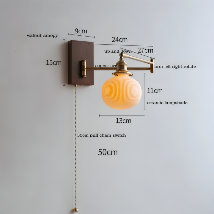 Närbild på EzyGlow vägglampa. Modern design, justerbar LED armatur, stilren inredningsdetalj.