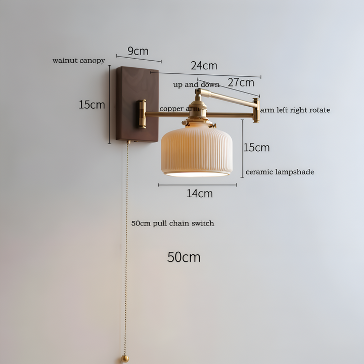 EzyGlow vägglampa monterad på vägg. Justerbar LED belysning för hemmet, elegant nordisk stil.