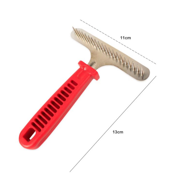 Närbild på fällvårdskam använd på stor hund. Effektiv borttagning av underull & lösa hår.