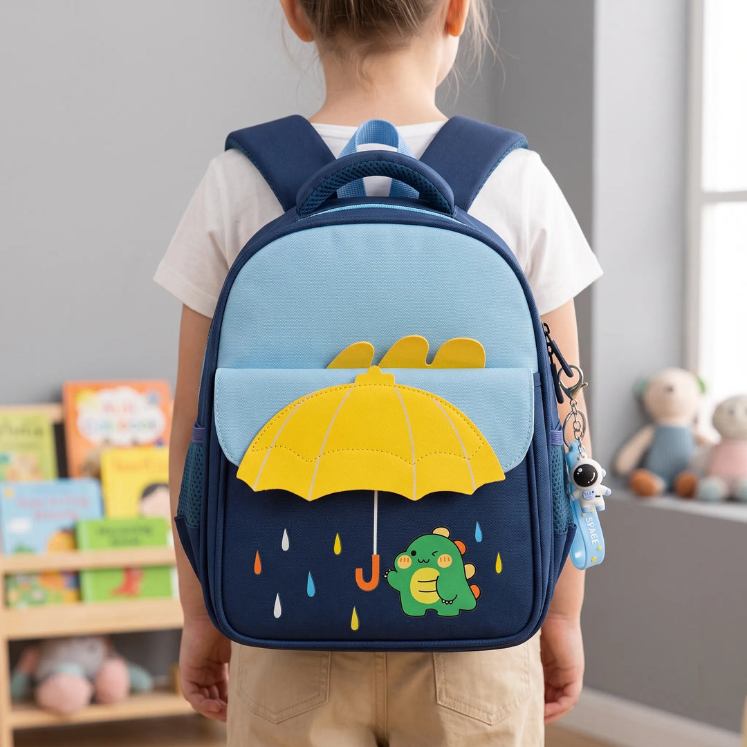 Färgglad barnryggsäck med tecknat djurmotiv i lätt nylon, perfekt för förskola och skolstart.