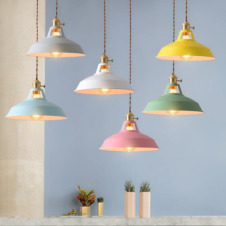 Färgglad industriell LED taklampa för kök, ger modern belysning i hemmet.