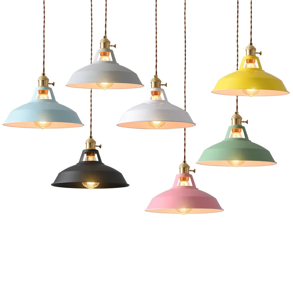 Unik färgglad industriell taklampa, LED belysning som inredningsdetalj.