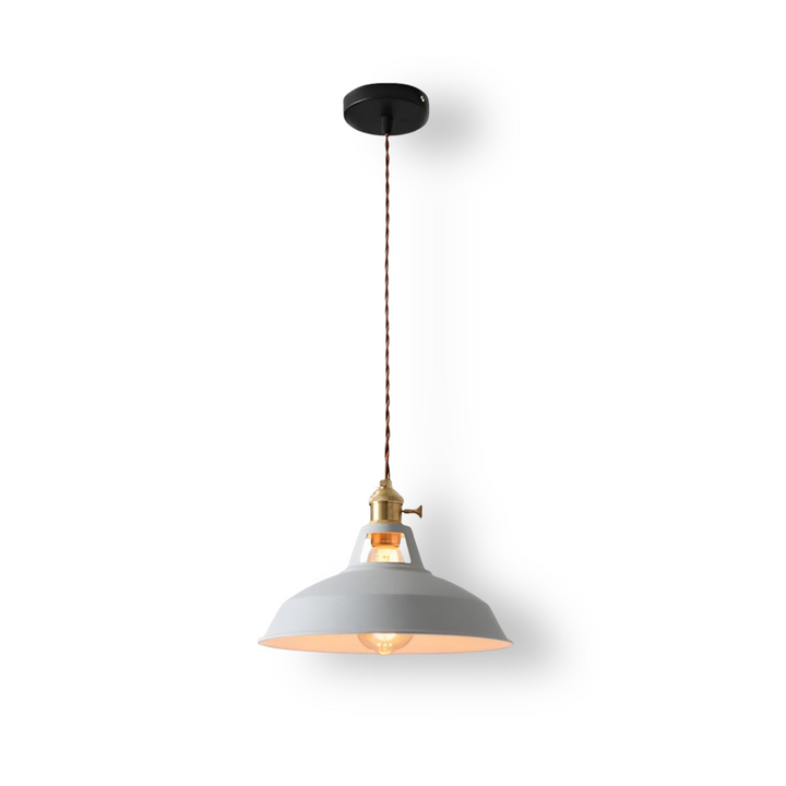 Livfull färgglad industriell taklampa med energieffektiv LED belysning.