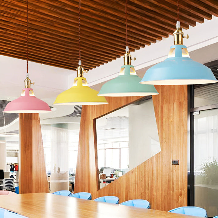Industriell LED pendellampa, färgstark design, idealisk hembelysning.