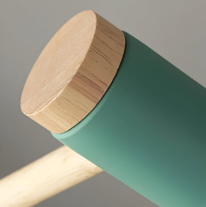 Modern och färgglad macaron bordslampa med justerbar LED-belysning och trädetaljer.