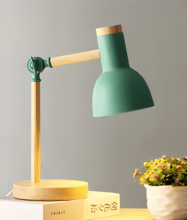 Designad Macaron bordslampa i trä med LED, justerbar för optimal arbetsbelysning.