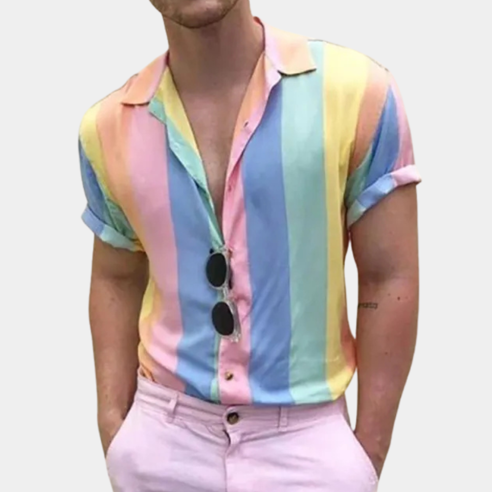 Färgglad randig herrskjorta, stilren och bekväm för vår och sommar. Perfekt för en casual look.
