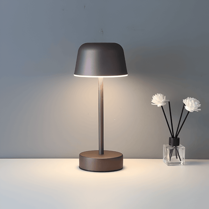 Färgglad LED-bordslampa i retrodesign, trådlös med USB-laddning. Modern och mobil belysning.