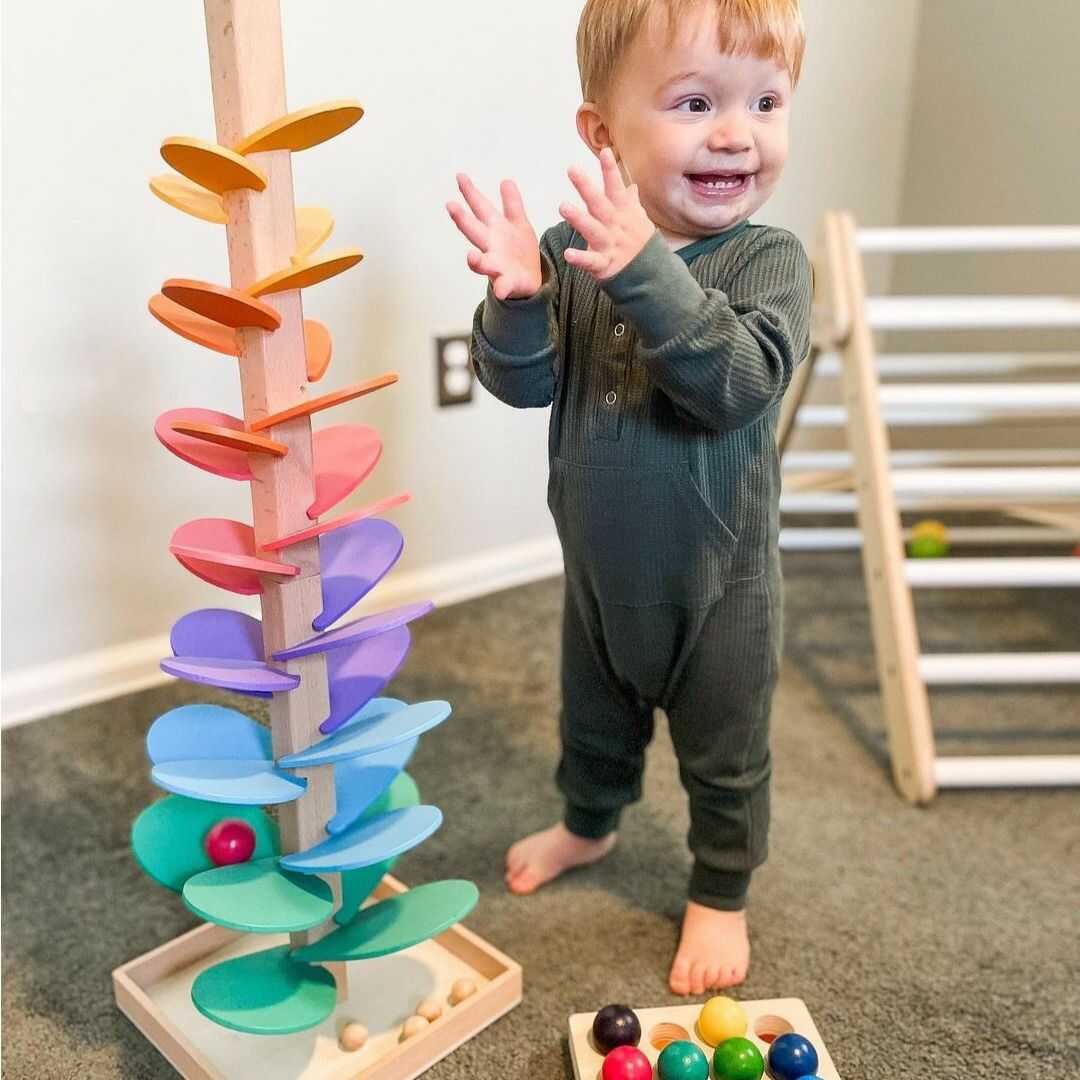 Färgglad trä kugelbana för barn, stimulerar motorik & sinnen med ljud & rörelse. Pedagogisk leksak.