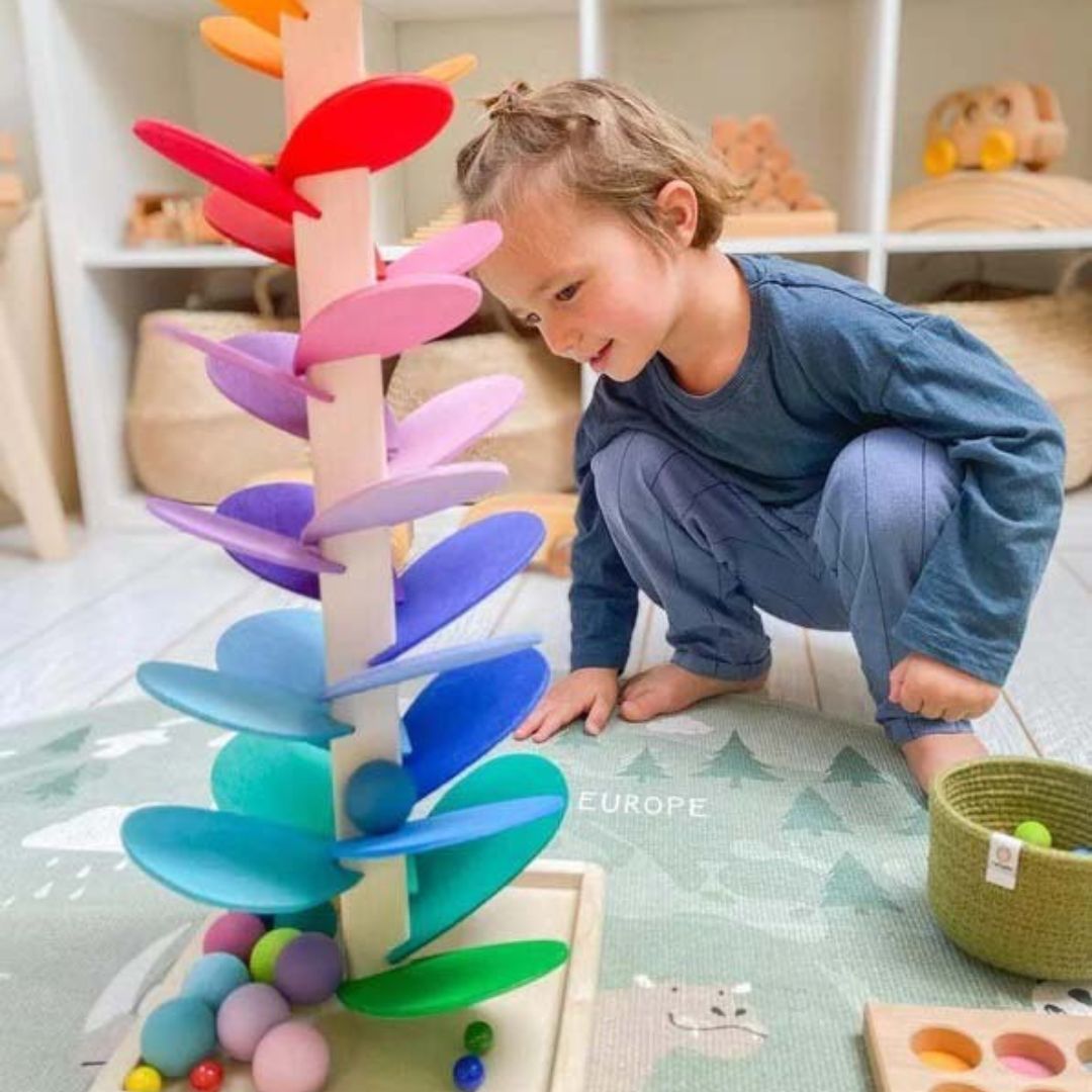 Pedagogisk trä kugelbana som främjar motorisk utveckling och sinneslek för småbarn. Montessori-inspirerad.