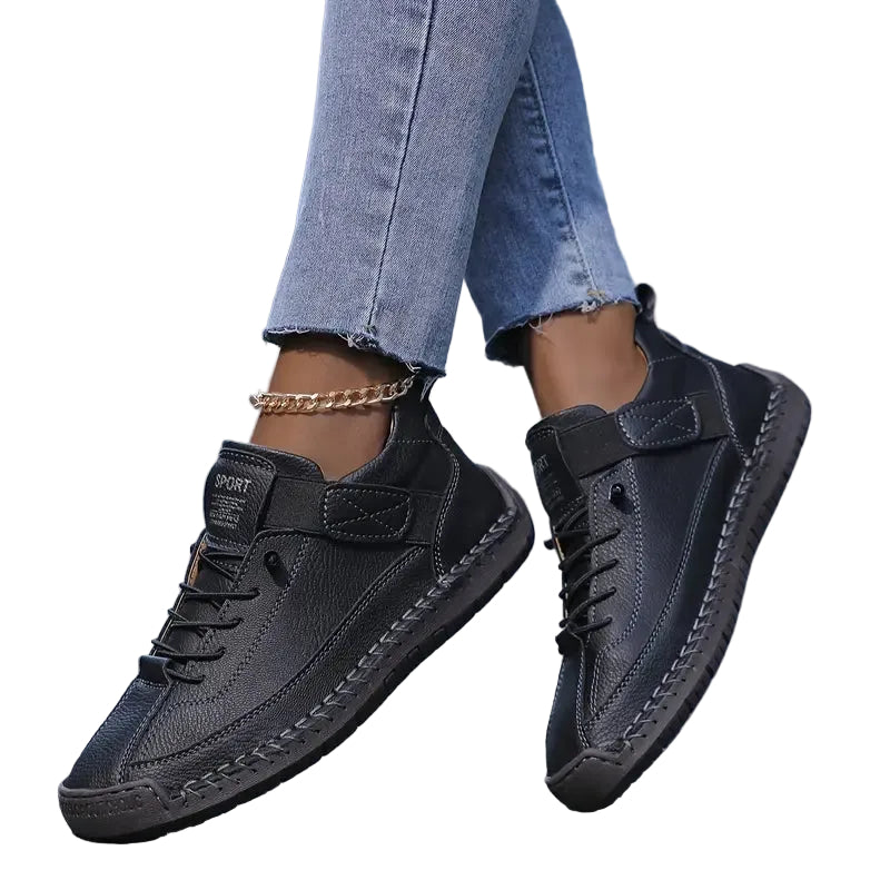 Färgglada damsneakers med snörning, designade för komfort och avslappnad stil, perfekta som vårskor.
