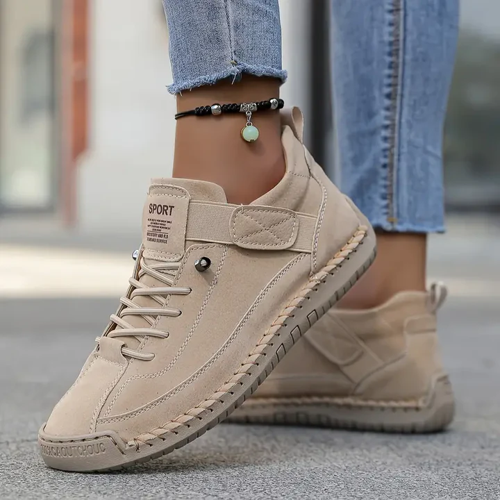 Närbild av en bekväm modesneaker för kvinnor, med robust snörning och mönsterdetaljer.