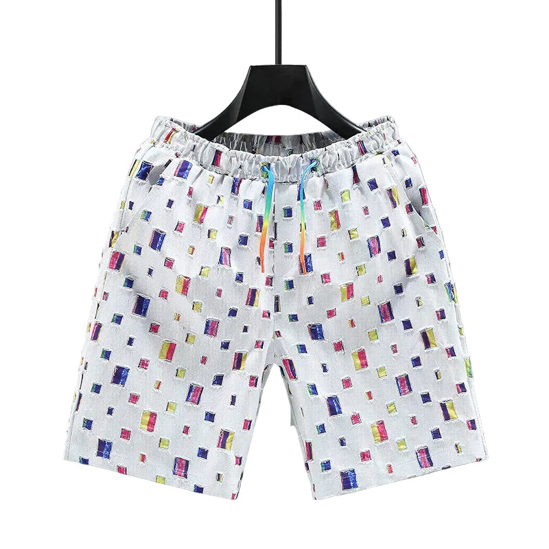 Färgglada herrjeansshorts med slitna detaljer, perfekt för en avslappnad sommarlook.