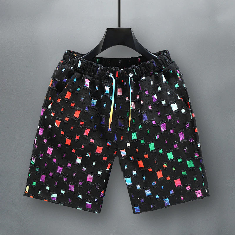 Elastiska jeansshorts för män i färgglad denim med slitningar, idealiska för festivalstil.