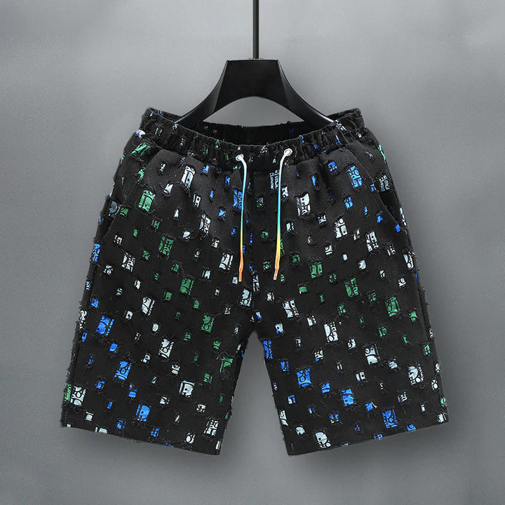 Sommarmode: Herrjeansshorts i färgglatt utförande och casual slitna effekter.