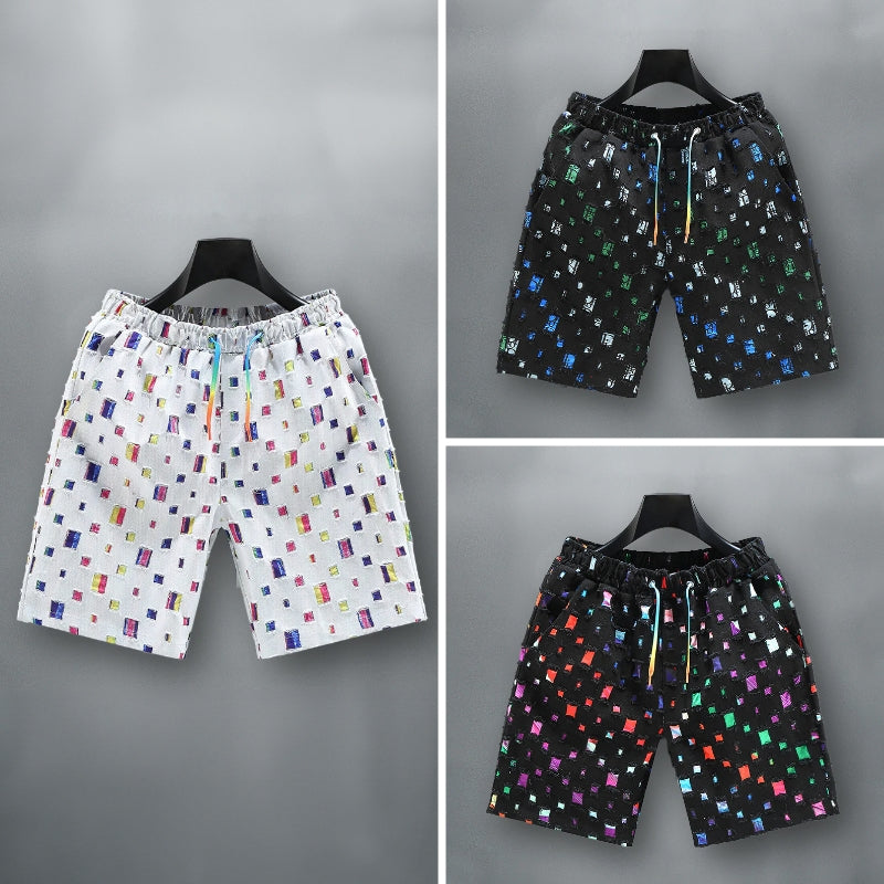 Mångfärgade herrshorts i jeanstyg, med moderna slitningar, för en avslappnad stil.