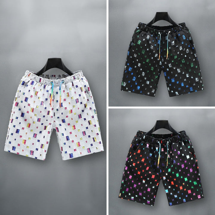 Mångfärgade herrshorts i jeanstyg, med moderna slitningar, för en avslappnad stil.