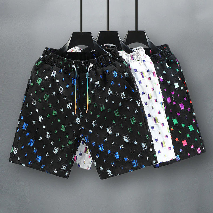 Man bär färgglada, slitna jeansshorts; en trendig och bekväm sommarmode-look.