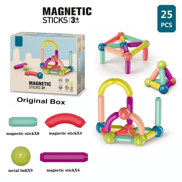 Glad flicka bygger ett högt torn med magnetiska byggblock. Pedagogisk leksak som främjar kreativitet och STEM-lärande.