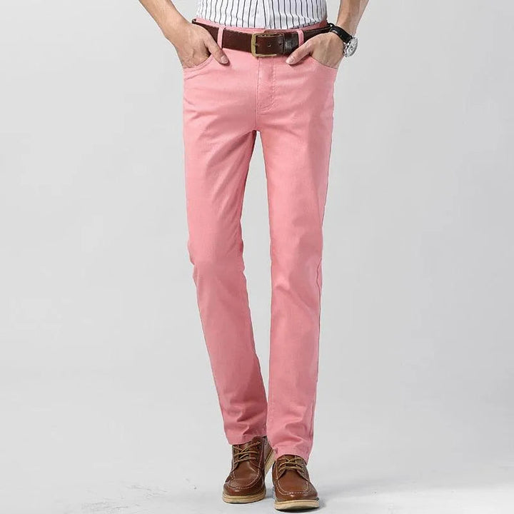 Mångsidiga casual herrbyxor. Färggranna chinos som passar perfekt för en avslappnad stil.