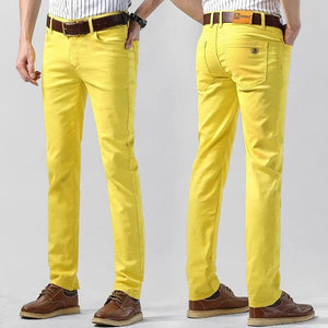 Trendiga färggranna herrbyxor med överlägsen komfort. Lättburna chinos för en modern, mångsidig stil.