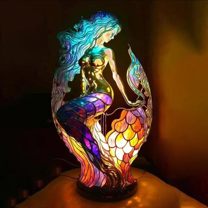 Färgstark fantasydjur glasdekoration från VitraGlow, handgjord resin-konst som lyser upp fönstret.