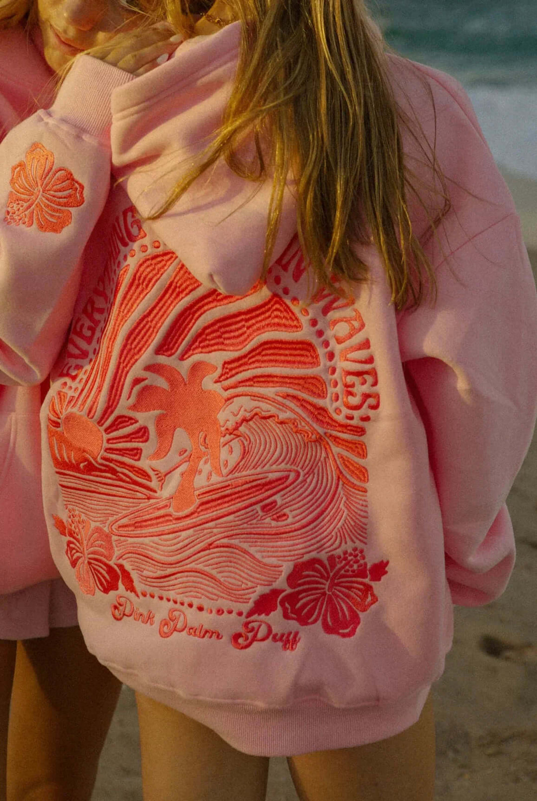 Stilren Hoodie med Grafiskt Tryck – Mjuk och Bekväm