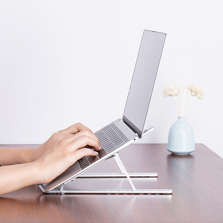 "Fällbart laptop-stativ av stilrent aluminium med justerbara höjder, lätt design och silikonhalkskydd för ergonomic användnin