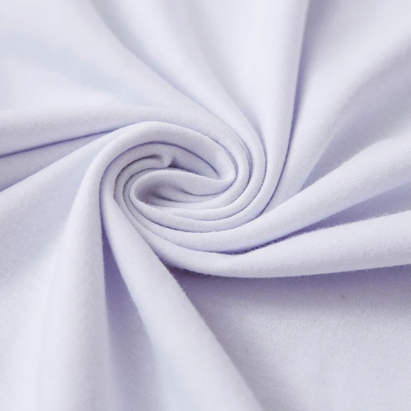 "Familj klädd i matchande vita T-shirts och bodys för barn och vuxna, visande en enhetlig och kärleksfull design."