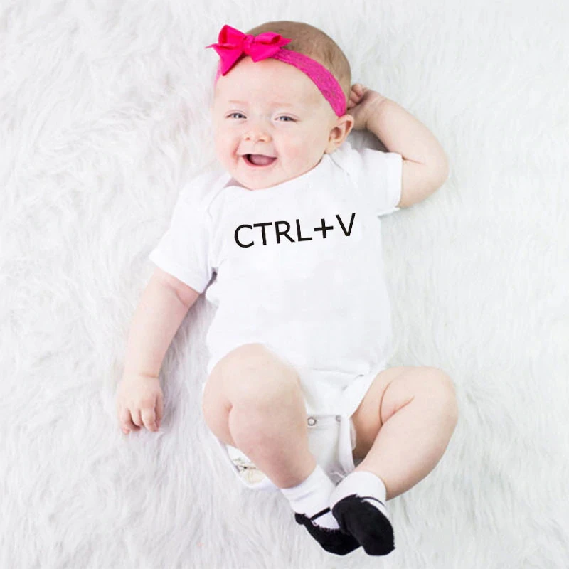 "Familj klädd i matchande vita T-shirts och bodys för barn och vuxna, visande en enhetlig och kärleksfull design."