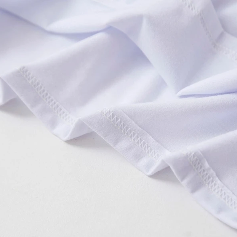 "Familj klädd i matchande vita T-shirts och bodys för barn och vuxna, visande en enhetlig och kärleksfull design."