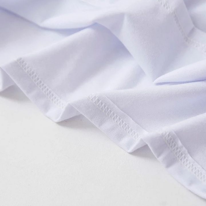 "Familj klädd i matchande vita T-shirts och bodys för barn och vuxna, visande en enhetlig och kärleksfull design."