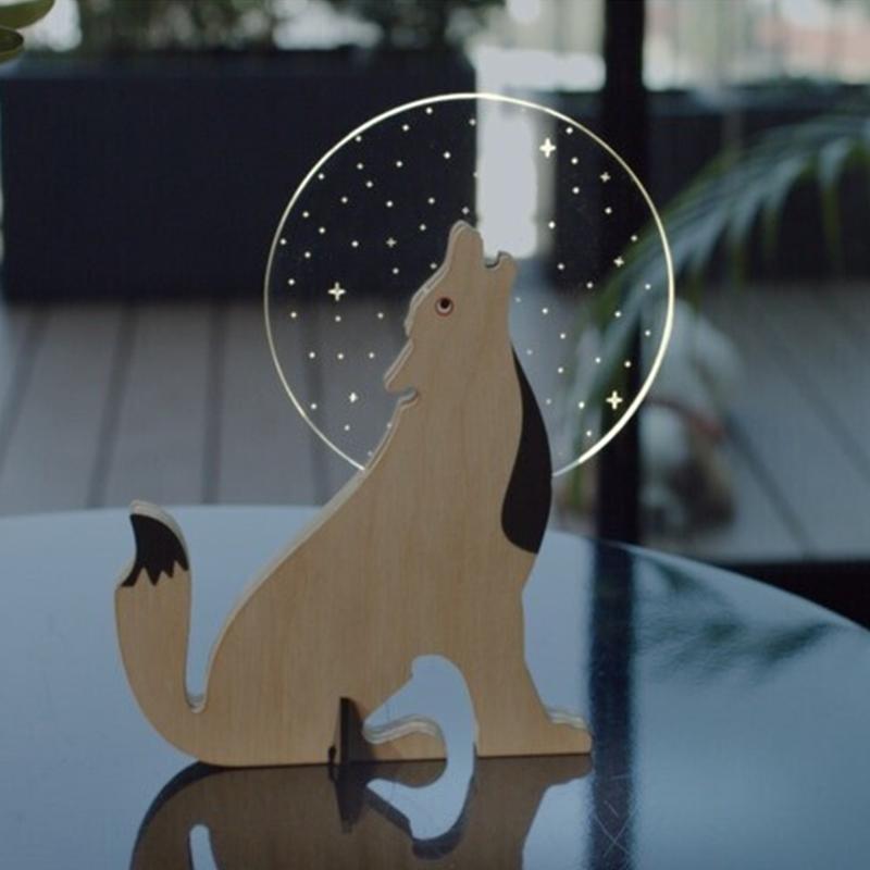 "Fantasifull LED nattlampa i form av pelikan, av akryl och trä, för trygg belysning i barnrum. Kabelfri och säker."