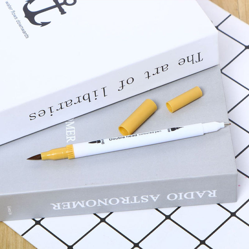 "Färg Quest Aktivitetsbok med akvarellpennor, färgglada mönster med geometriska former på svart bakgrund, kreativ upplevelse.