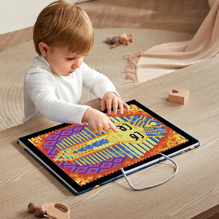 "Färg Quest Aktivitetsbok med akvarellpennor, färgglada mönster med geometriska former på svart bakgrund, kreativ upplevelse.