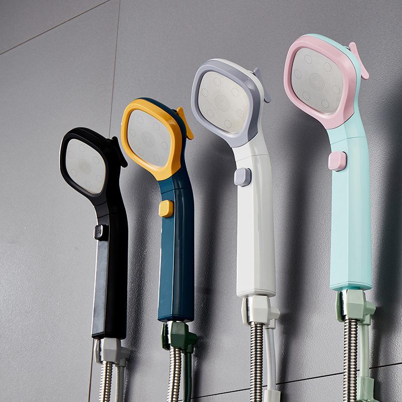 "Färgfullt högtrycks duschmunstycke med justerbart vattentryck och sex moderna färgval för stilren duschupplevelse."