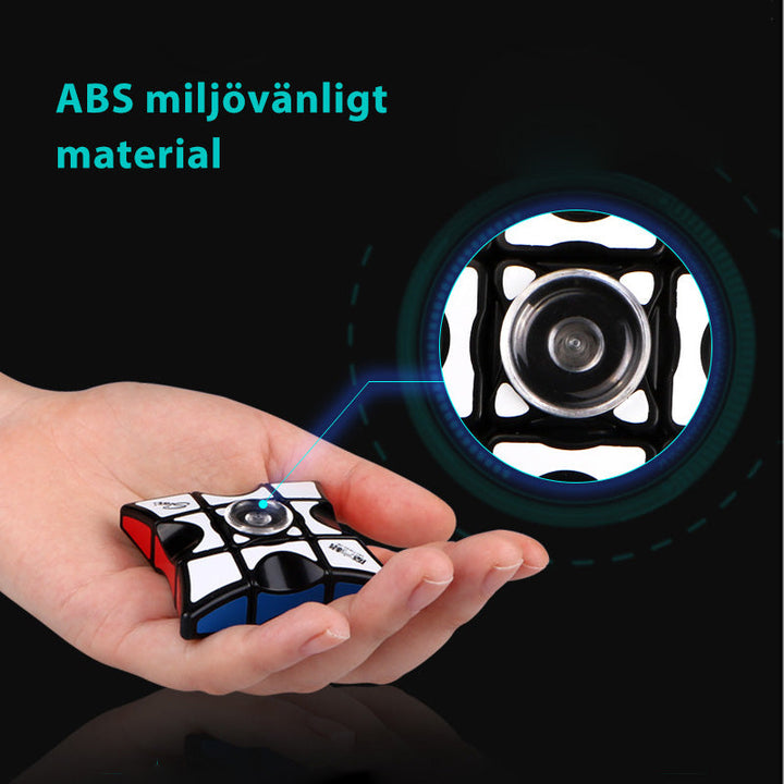 "Färgglad fidget Rubiks kub i svart, korall och ljusblå. Kombinerar stresslindring med rolig och mångsidig design."