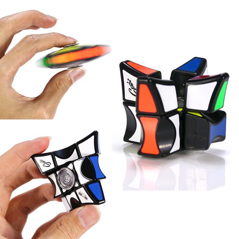 "Färgglad fidget Rubiks kub i svart, korall och ljusblå. Kombinerar stresslindring med rolig och mångsidig design."