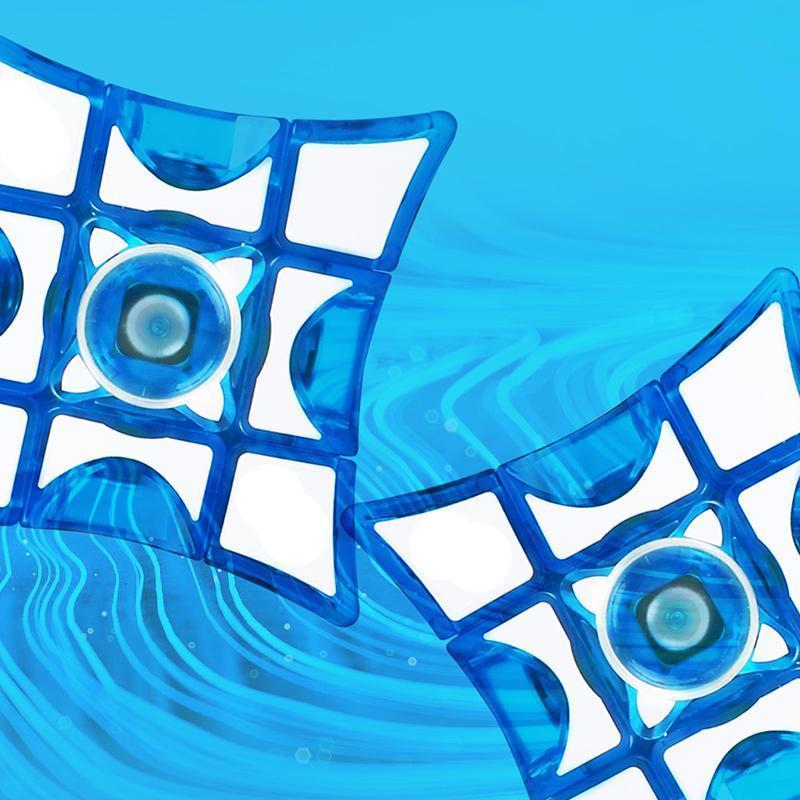 "Färgglad fidget Rubiks kub i svart, korall och ljusblå. Kombinerar stresslindring med rolig och mångsidig design."