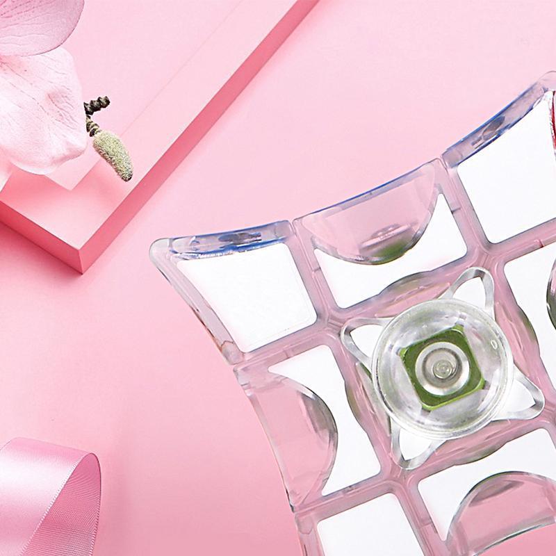 "Färgglad fidget Rubiks kub i svart, korall och ljusblå. Kombinerar stresslindring med rolig och mångsidig design."