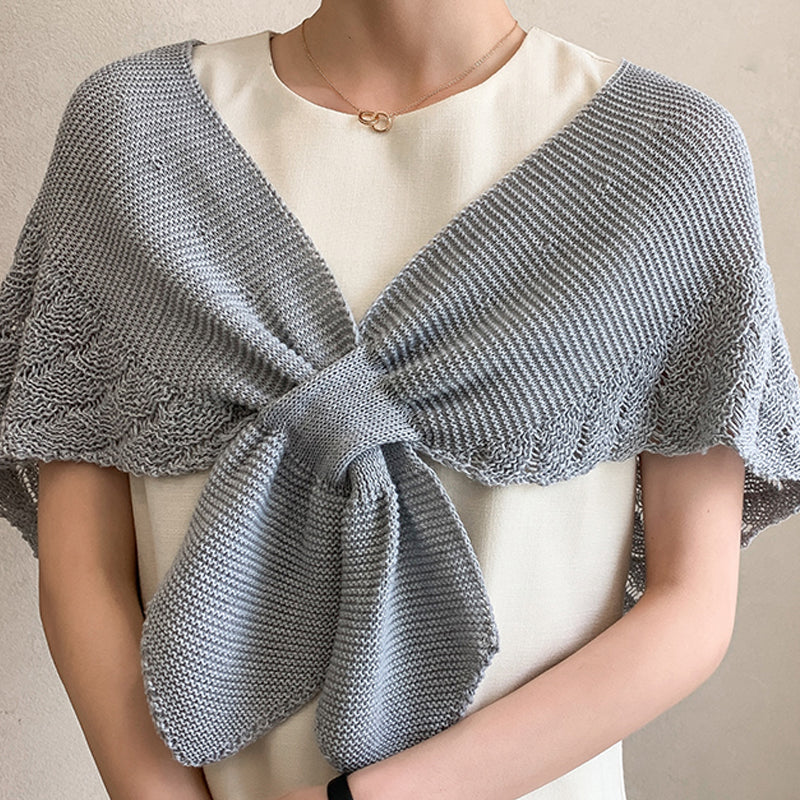 "Färgglad fiskstjärtsmönstrad sjalsjal i polyester med livfulla färger för kvinnor, perfekt som elegant accessoar."