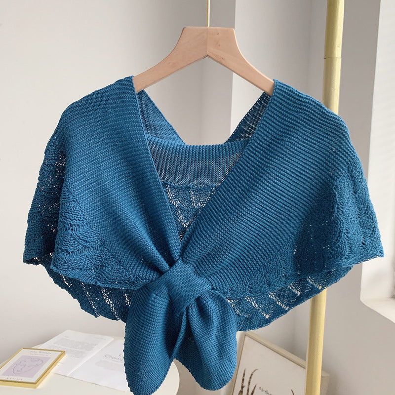 "Färgglad fiskstjärtsmönstrad sjalsjal i polyester med livfulla färger för kvinnor, perfekt som elegant accessoar."