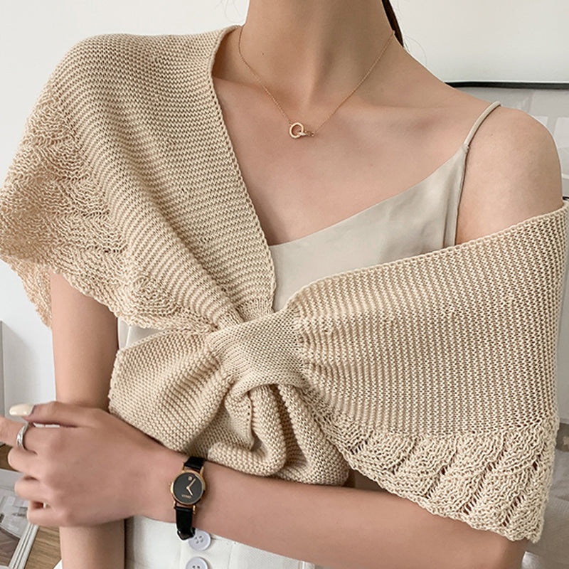 "Färgglad fiskstjärtsmönstrad sjalsjal i polyester med livfulla färger för kvinnor, perfekt som elegant accessoar."
