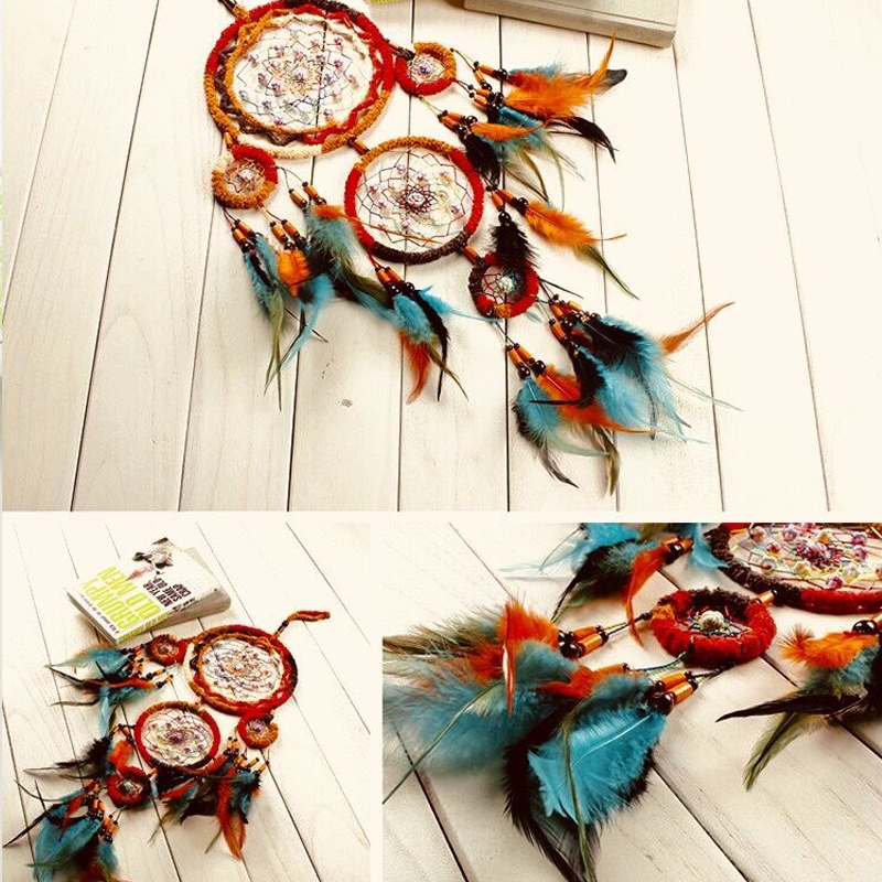"Färgglad handgjord drömfångare med fjädrar, detaljerade dekorationer, ideal för heminredning, 58 cm lång."